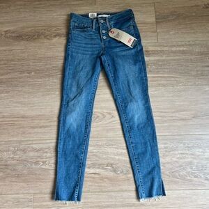 NWT- Levi’s Shaping Skinny Ankle size: 24